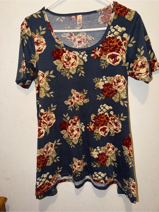 LuLaRoe Tops - LuLaRoe Navy Floral Scoop Neck Short Sleeve Tee